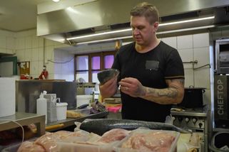 Personál z prvního dílu Ano, šéfe! v hostinci vůbec nepracoval • Filmožrouti.cz