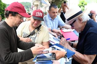 Eisenberg se ve Varech pro fanoušky rozdal, u Geislerové narazili: Rozdílné přístupy hvězdy k autogramům