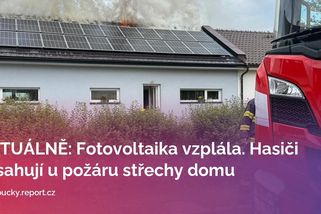 AKTUÁLNĚ: Fotovoltaika vzplála. Hasiči zasahují u požáru střechy domu