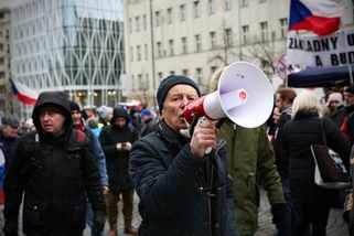 Národní revoluce extremistů ze všech stran. Komuni...