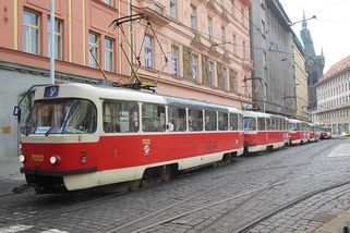 Řidič tramvaje musí ukrajinskému páru zaplatit 55 tisíc