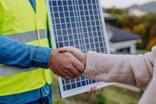 VIDEO: Soláry jsou pro většinu rodinných domů nevhodné, tvrdí expert. Energii mohou i prodražit