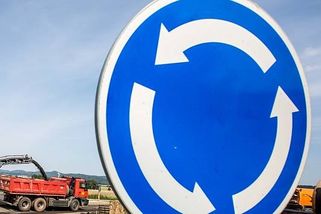 Uzavírka v Žatci. Kruhový objezd u kostela bude opět neprůjezdný