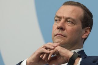 Češi jsou bezmozci, rozzuřil se Medveděv. Vzdejte se části území, vzkázal
