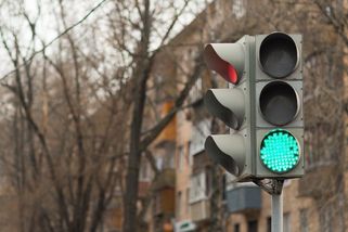 Na křižovatkách se často rozsvěcí žluté světlo. Řada řidičů netuší, kde je - Médium.cz