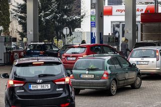 Zákon o dvou korunách navíc za benzin je hotov. Teď se řeší, jak na voliče - Seznam Zprávy
