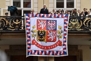 Na Pražský hrad se vrátila standarta, kterou umělci vyměnili za trenýrky