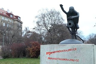Sochu Koněva v Praze nahradil hajlující skřet s tváří Putina - Novinky