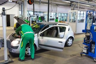 Automechanik z STK porušil mlčení a řekl nám, za co nejčastěji vyhazují z kontrol. Řidiči nemají představu a zbytečně platí peníze