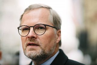 Petr Fiala dostal těžký úder. Na kritika dotací prasklo, že jeho neziskovka od státu kasíruje desítky milionů - Mix24.cz