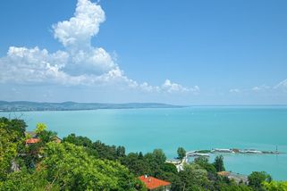 Balaton jako z Pupenda? Kdepak, z maďarského „moře“ je moderní místo pro cenově dostupnou dovolenou - Proženy.cz