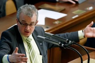 Benda s cigaretou vyvolal poprask v letadle. Kapitán hrozil nouzovým přistáním v Kambodži
