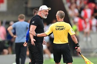 Zkoprnělá Slavia. Ptáme se vás: Byl to aut, nebo správně uznaný gól?