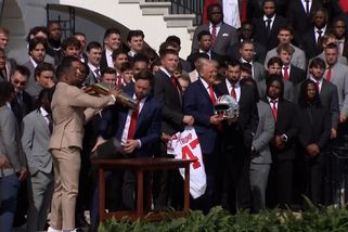 Trapas v přímém přenosu. Trumpův viceprezident rozbil trofej šampionů - Sport.cz