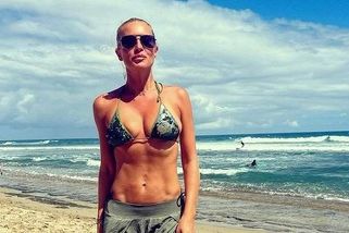 Rafinovaně nahá a mokrá Simona Krainová pobouřila některé fanoušky. Figura super, ale mega laciné, psali jí - Super.cz