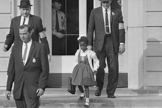 Házeli po ní kameny, učitelé ji odmítali učit. Ruby Bridges změnila svět tím, že šla do školy - Médium.cz
