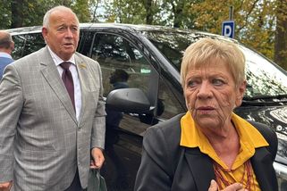 „Jaruno, ty jsi opravdu dezolát!“ Hvězda Ulice rozbila Ivanu Vyskočilovi dárek pro Zemana. Pomohl policista - Super.cz