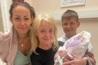Bez make-upu a spánku, ale s dojetím: Hrdá babička Žilková sdílela rodinnou fotku. Vznikla dvě hodiny po Agátině porodu - Super.cz