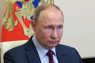 Putin už definitivně ztrácí kontakt s realitou. Ukázal podivná gesta
