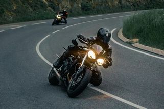 Zatáčky v Buchlovských kopcích lemují pomníčky. Motorkáři si zde dělají rychlodráhu - Médium.cz