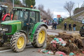 Hnůj před úřadem v Řeporyjích ukazuje jen na buranství zemědělců - Médium.cz