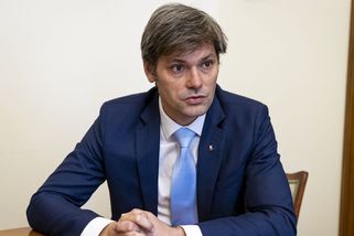 Potřebuju peníze na své aktivity, hájí Hilšer svůj fígl. Senát je přitom umožňuje zdarma - Novinky