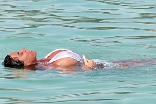Bójky, nebo balóny? Silikonová Katie Price s mega ňadry ztrácí všechny půvaby. Podívejte se, jaká kráska byla v mládí - Super.cz