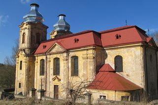 Zloděj s motorovou pilou se zřítil z 300 let staré věže: Jeho pád pomohl zachránit kostel ve Skocích - Médium.cz
