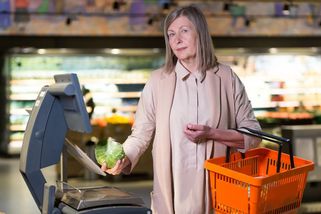 Novinka ponižující důchodce se šíří v supermarketech jak mor. Nadávají i mladí - Techsvět