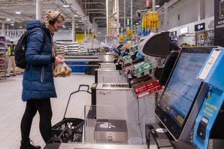 Velký řetězec v Česku mění nakupování (2026): Zákazníky čeká u pokladny novinka, platit se bude jinak