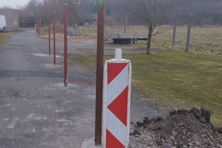 Muž začal stavět uprostřed silnice na Náchodsku plot - Novinky