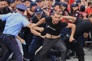 Trumpův zeť s Ivankou rozzuřili Albánce. Běsnící dav musela krotit policie vodními děly
