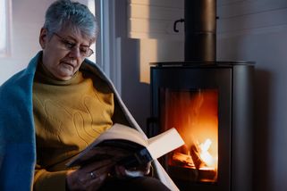 Zákaz topení dřevem 2027: EU mění strategii, nová směrnice prodraží kotle zákazníkům i výrobcům