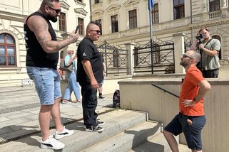 Plzeňský provokatér u soudu. Házení buchtou, plivání, výhružky a davy policistů