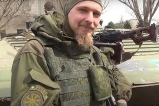 Fotil si velitele s hořícím ukrajinským vojákem. Válečný zločinec jde na dlouho do vězení