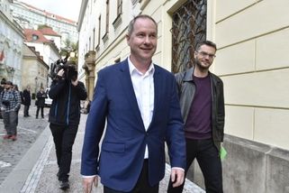 Gazdík s Polčákem neumí vysvětlit, kdo jim platil telefony s šifrováním - Seznam Zprávy