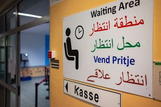Žadatelé o azyl budou v Bavorsku místo hotovosti dostávat předplacenou kartu - Novinky