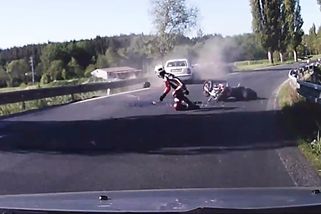 Ujížděl od nehody a čelně smetl dva motorkáře | Odchyceno na dashcam