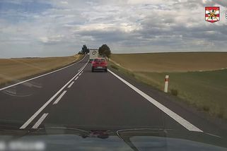 Senior přímo před policisty nebezpečně předjížděl kamion, málem smetl auto v protisměru - Novinky