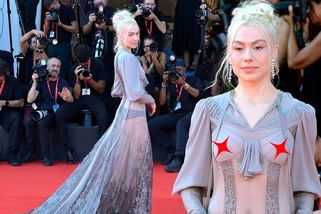 Nejnahatější model v Benátkách. Phoebe Bridgers předvedla nejen zadeček, ale i bradavky. Navíc si neoholila nohy! - Super.cz