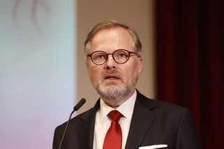 Káže vodu a pije víno. Fiala nachytal Babiše na jeho vlastní dálniční pumpě - Médium.cz