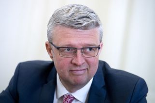 Asi tak efektivní jako lovit bažanty raketometem....