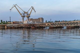 Rusko hlásí útok na dvě lodě s vojenským nákladem v Mykolajivu - Novinky