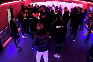 Dohra vypjatého derby. Fandové Slavie se složili na pokutu fyzioterapeutovi, který kopl do Kuchty - Sport.cz