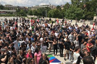 „Dali jsme uprchlíkům prostor, a teď se bojím o syna.“ Emoce na pietě za Roma - Seznam Zprávy