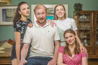 RECENZE: Táta v nesnázích. „Čestný tátovský“, tohle je konečně povedený seriál - Novinky