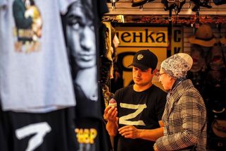 Na komunistickou demonstraci přišel se symbolem „Z“ na tričku. Hrozí mu tři roky vězení - Novinky