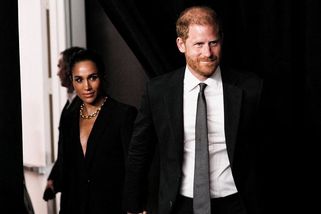 Harryho a Meghan „překvapil“ králův dopis, který je označil za soukromé osoby - Seznam Zprávy