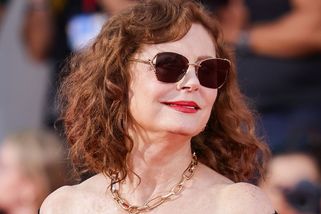 Susan Sarandon je v 79 letech pořád neskutečná! V Benátkách předvedla mladistvý vzhled i sexy figuru. Jak to dělá?