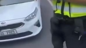 Já jsem král, můžu všechno. Agresivní řidič z videa napadal policejní hlídku, trest je podle experta výsměch - Novinky